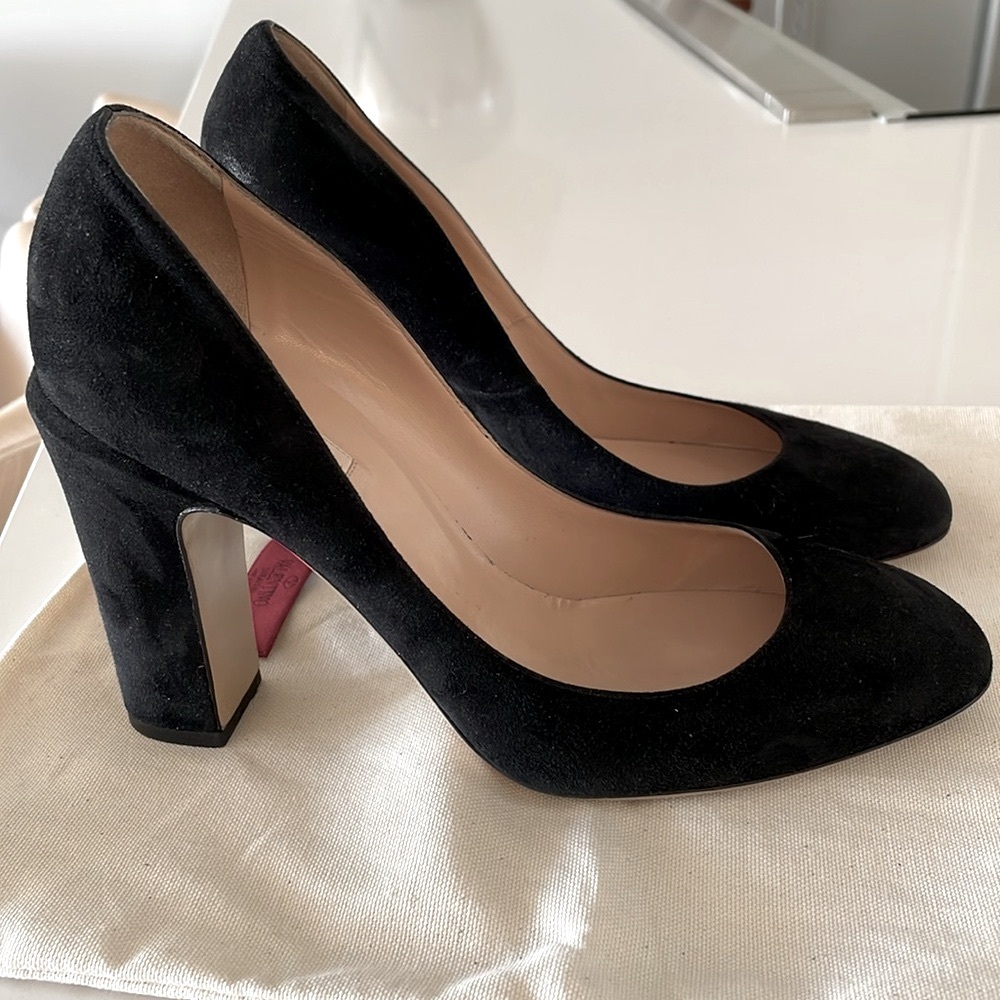Valentino Garavani Black Suede Block Heel Pumps - Picture 3 of 15